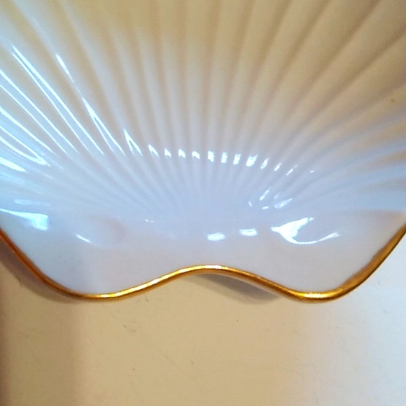 Pacific Rim White& Gold Scallop Dish - Picture 3 of 6